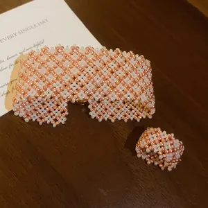 Set bracciale e anello in perline di vetro rosa e bianco fatti a mano su legno