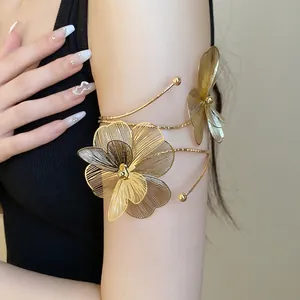 Bracelet de bras doré élégant avec motif de fleur papillon texturé pour femme