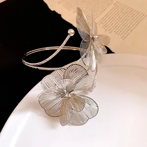 Bracelet de bras élégant en métal argenté avec motif papillon et fleur filigrane