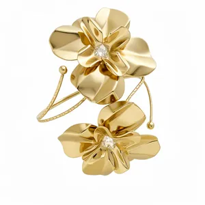 Bracelet de bras élégant en or avec fleurs et pierres précieuses étincelantes pour femme