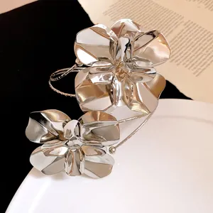 Bracelet de bras fleur argentée avec texture métallique et design élégant pour femme