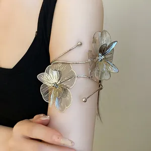 Bracelet de bras élégant en métal argenté avec motif de fleurs sur une peau claire