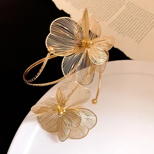 Vue détaillée d'un bracelet de bras doré élégant avec motifs floraux filigranés fins
