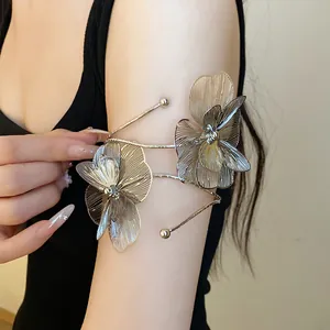 Gros plan d'un élégant bracelet de bras argenté avec motifs floraux ajourés sur bras.
