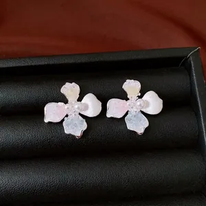 Elegantes pendientes de flor de plata con perla central y pétalos de cristal