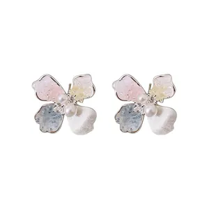 Elegantes pendientes de botón con forma de flor de colores, perlas y aguja plata