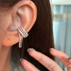 Elegante polsino per orecchie asimmetrico con zirconi e perle per orecchie non forate