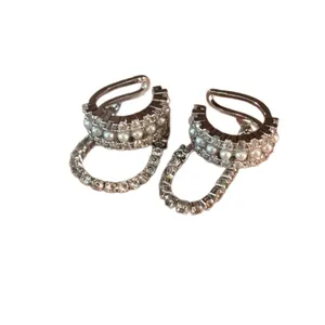 Eleganti ear cuff asimmetrici con zirconi e perle per orecchi senza buco