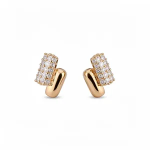 Eleganti orecchini a perno minimalisti color oro con zirconi per un look di lusso