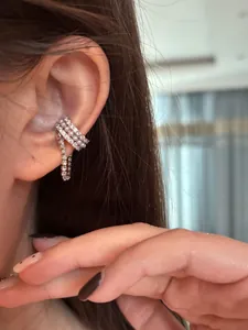 Elegante polsino per orecchie in zircone e perla per orecchie non forate