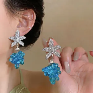 Pendientes de estrella de mar plateados con cuentas de uva azul translúcidas