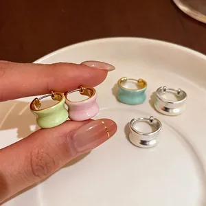 Orecchini a cerchio minimalisti in smalto placcato oro 18k in dolci colori pastello