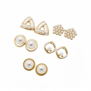 Elegante set di orecchini a lobo geometrici con perle e finitura in oro con cristalli