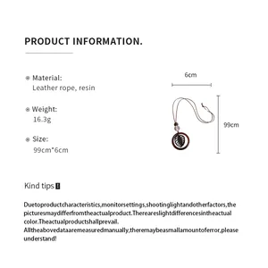 Produktdaten der Blatt-Anhänger-Halskette mit 99cm Lederseil und 6cm runder Harzscheibe.