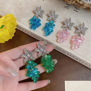 Vista de detalle de pendientes de estrella de mar y uva verdes para ver el tamaño.