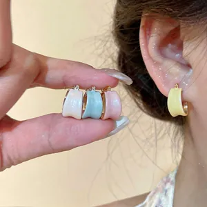 Orecchini a cerchio in smalto placcato oro 18k colorati su orecchio e mano