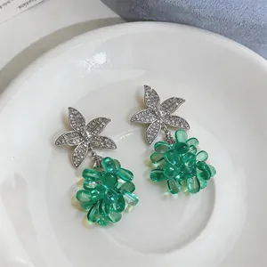 Primer plano de los pendientes de estrella de mar con racimo de cuentas verdes