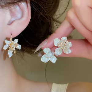 French Style Zirconia Flower Hoop Earrings For Women White Enamel Drip Oil Floral Ear Buckle Sweet Light Luxury Jewelry Accessory