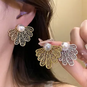 Vintage Hollow Leaf Stud Earrings For Women Palace Style Alloy Artificial Pearl Silver Earring Post Luxurious Fashion Jewelry