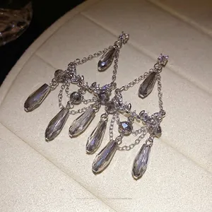 Élégantes boucles d'oreilles chandelier argentées avec cristaux gris fumé en forme de goutte