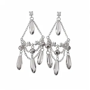 Élégantes boucles d'oreilles en argent avec pendentifs en cristal goutte facetté