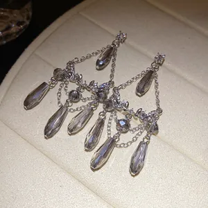 Boucles d'oreilles pampilles en argent avec cristaux gris et strass scintillants