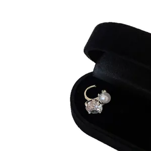 Eleganter silberner Ohrmanschette mit großem Zirkon und Perle in schwarzer Samtschachtel