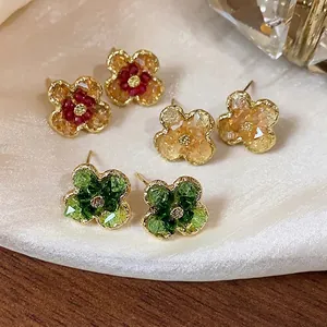 Eleganti orecchini a lobo a fiore con cristalli di vetro sfaccettati e finitura oro
