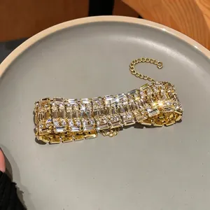 Girocollo quadrato traforato di lusso con strass scintillanti e finitura dorata.