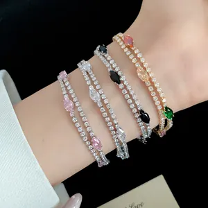 Dettaglio di bracciali in zircone a doppio strato placcati oro 18k con pietre marquise.