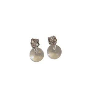 Orecchini a perno eleganti in stile francese con zirconi e sfere satinate opalescenti