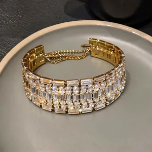 Lussuosa collana girocollo larga color oro con scintillanti zirconi quadrati e tondi