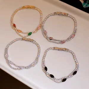 Dettaglio di braccialetti in zircone a doppio strato con pietre colorate taglio marquise