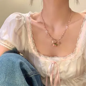 Dettaglio di un elegante collana di perle di cristallo con rosa stabilizzata per donna