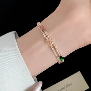 Dettaglio del bracciale a doppio strato placcato oro 18k con zirconi colorati