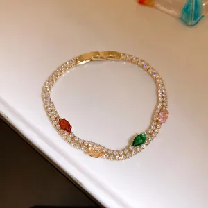 Primo piano del bracciale a doppio strato placcato oro 18k con pietre marquise colorate