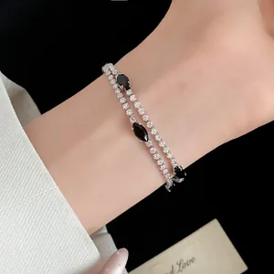Primo piano di elegante bracciale a doppio strato in zircone con pietre nere