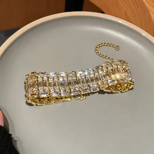 Primo piano di una collana choker dorata di lusso con cristalli scintillanti.