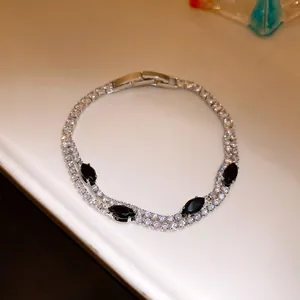 Primo piano elegante di un bracciale a doppio filo in zircone con pietre nere taglio marquise