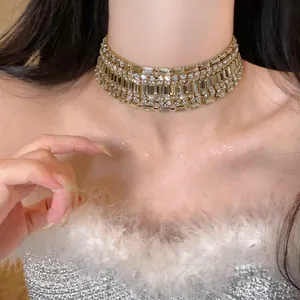 Dettaglio ravvicinato di un girocollo largo a più file di strass su una modella