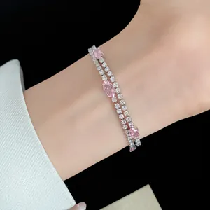 Primo piano di un bracciale a doppio strato placcato oro 18 carati con zirconi rosa