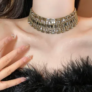 Primo piano di un girocollo d'oro di lusso con cristalli quadrati e tondi trasparenti