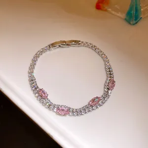 Vista dettagliata di un bracciale a doppio strato placcato 18k con pietre rosa marquise.