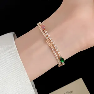 Dettaglio del bracciale tennis a doppio strato placcato oro 18 carati con zirconi colorati