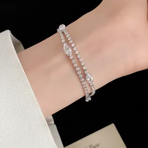 Elegante bracciale a doppio strato con zirconi taglio marquise indossato al polso