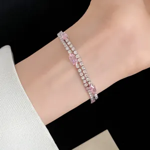 Dettaglio di un bracciale a doppio strato placcato oro 18k con zirconi rosa