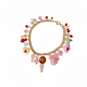 Kleurrijke bedelarmband met harsbloemen en goudkleurige roestvrijstalen ketting