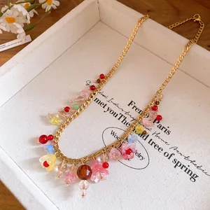 Gedetailleerde weergave van een goudkleurige roestvrijstalen ketting met kleurrijke bloemen