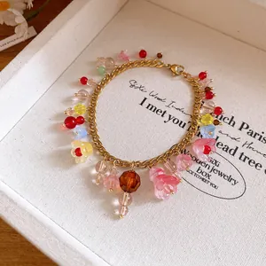 Goudkleurige kettingarmband met kleurrijke harsbloemen en kralen voor een vakantie.
