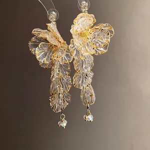 Eleganti orecchini a nappa con fiori retrò francesi e petali traslucidi dorati